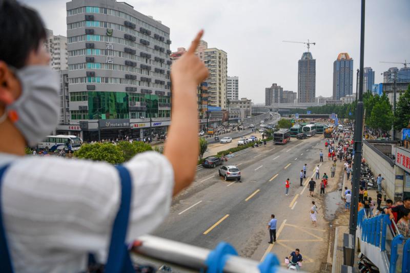 水已退却,南北大动脉京广隧道北线出入口,抛锚车辆堆积 水已退却,南北大动脉京广隧道北线出入口,抛锚车辆堆积