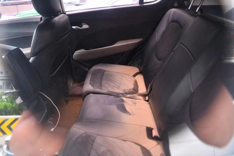 水退后车内留下淤泥 水退后车内留下淤泥