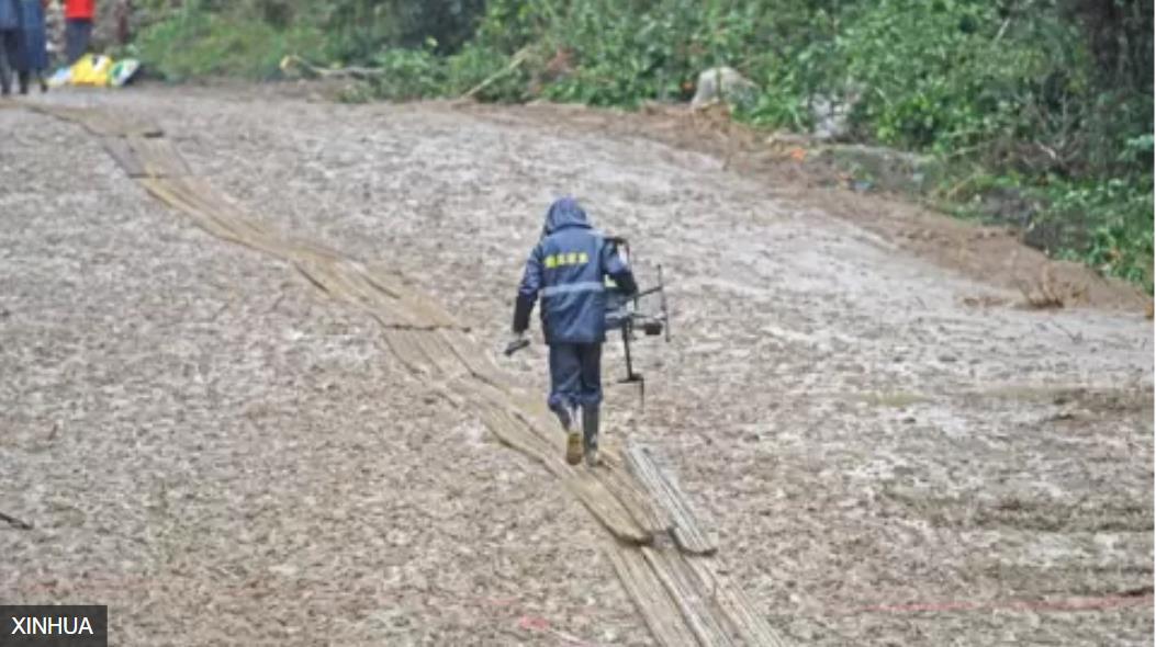 广西梧州藤县中国东航MU5735航班坠落事故坠落现场无人机操作人员在铺上竹子的泥泞路面上行进 ... 广西梧州藤县中国东航MU5735航班坠落事故坠落现场无人机操作人员在铺上竹子的泥泞路面上行进 ...