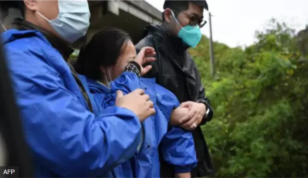 广西梧州藤县中国东航MU5735航班坠落事故坠落现场工作人员搀扶一名情绪激动的机上人员家属 ... 广西梧州藤县中国东航MU5735航班坠落事故坠落现场工作人员搀扶一名情绪激动的机上人员家属 ...