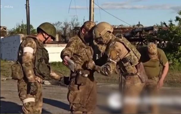 被围困在马里乌波尔亚速钢铁厂内的乌军和乌方军事力量“亚速营”人员已于16日开始投降 ... 被围困在马里乌波尔亚速钢铁厂内的乌军和乌方军事力量“亚速营”人员已于16日开始投降 ...