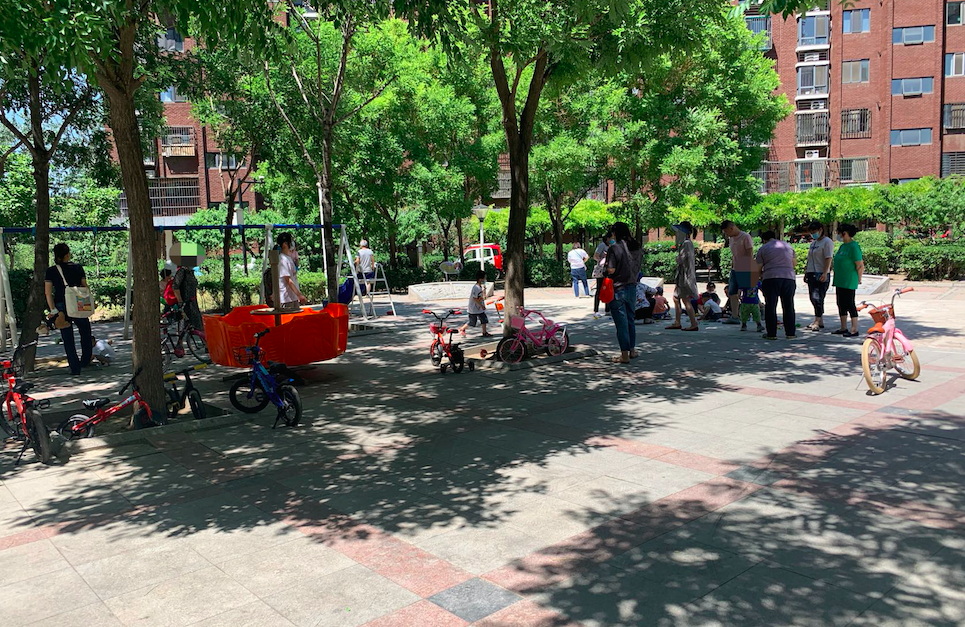 记者探访北京多个小区:疫情还未结束,别摘口罩、扎堆聚集 记者探访北京多个小区:疫情还未结束,别摘口罩、扎堆聚集