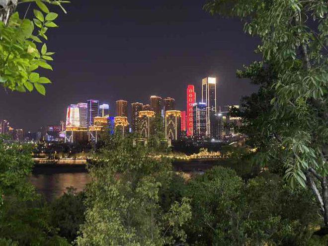 长嘉汇,顾名思义,长江与嘉陵江交汇处。站在广场的观景平台上远眺,两江交汇的壮丽景色一览无余 ... 长嘉汇,顾名思义,长江与嘉陵江交汇处。站在广场的观景平台上远眺,两江交汇的壮丽景色一览无余 ...