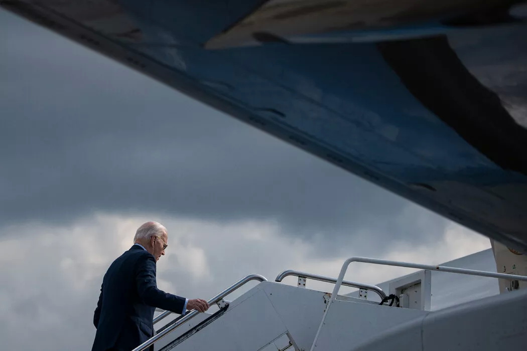 拜登总统登上空军一号 拜登总统登上空军一号