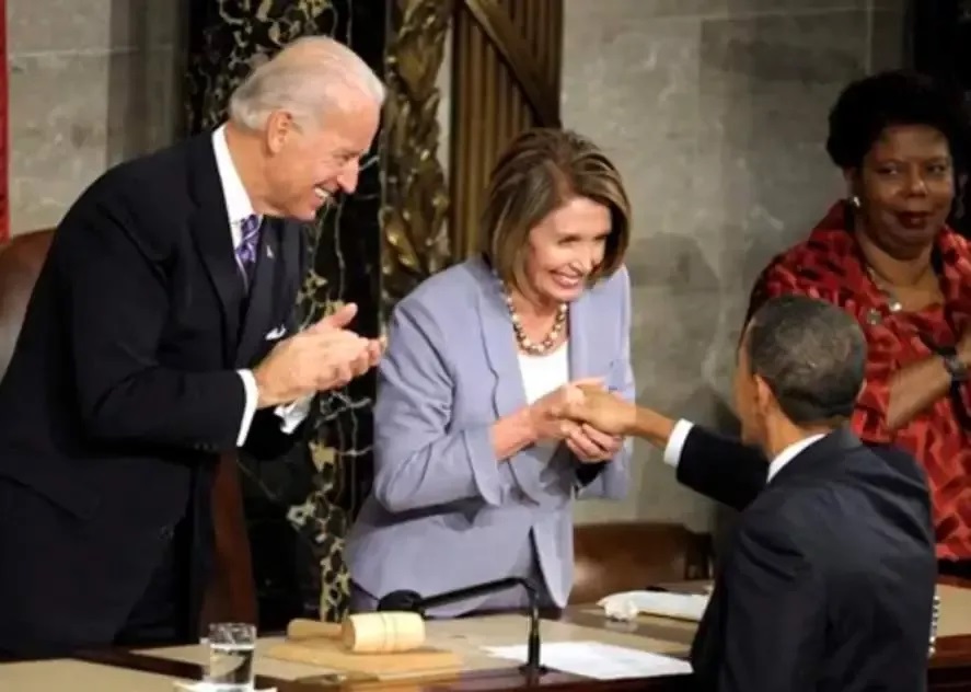 2010年1月27日,时任美国总统奥巴马发表国情咨文,副总统拜登和加利福尼亚州众议院议长佩洛西欢迎奥巴马 ... 2010年1月27日,时任美国总统奥巴马发表国情咨文,副总统拜登和加利福尼亚州众议院议长佩洛西欢迎奥巴马 ...