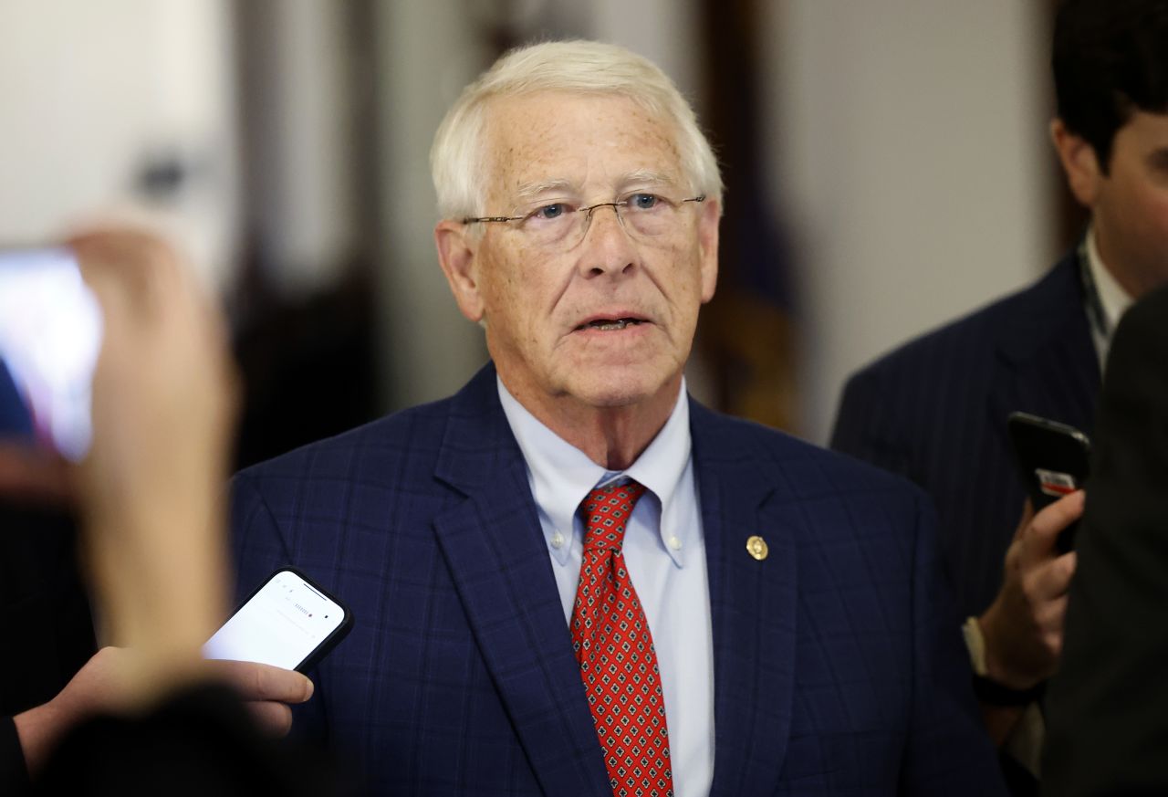参议员罗杰·威克 (Roger Wicker) 在华盛顿特区拉塞尔参议院办公大楼向记者发表讲话 ... ...