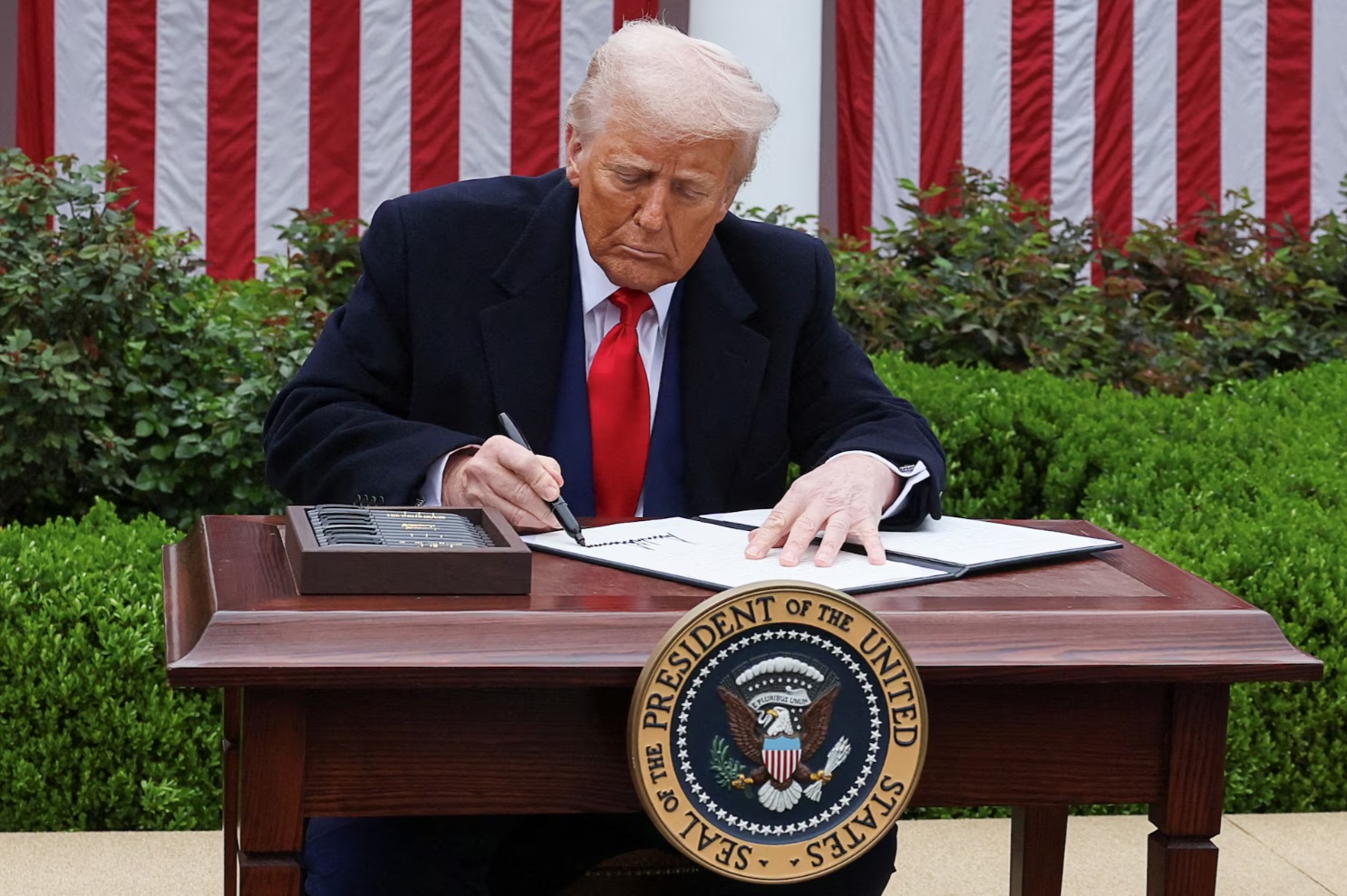 美国总统唐纳德·特朗普在美国华盛顿特区白宫玫瑰园签署关税行政命令 美国总统唐纳德·特朗普在美国华盛顿特区白宫玫瑰园签署关税行政命令